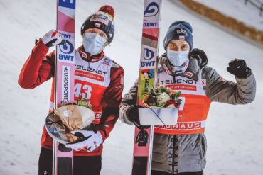 Dawid Kubacki i Piotr Żyła podium Kussamo